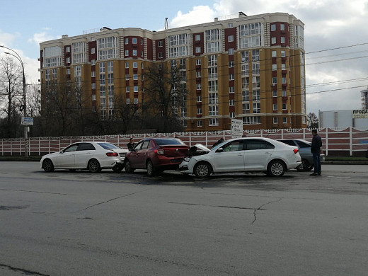 В Иванове на улице Лежневской столкнулись 4 автомобиля